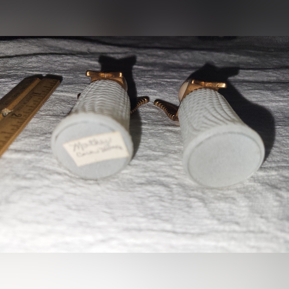 Vintage Angel salt and pepper shaker. - Picture 7 of 14